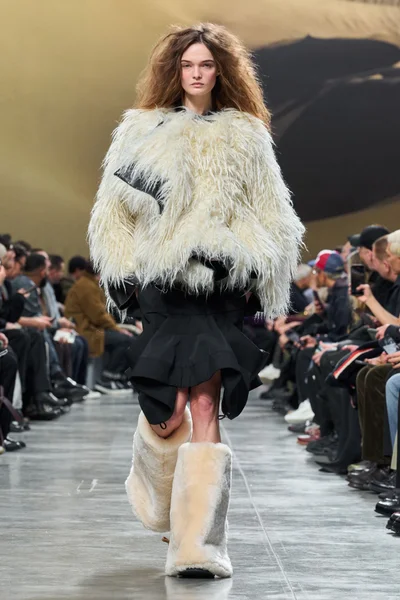 Look 16